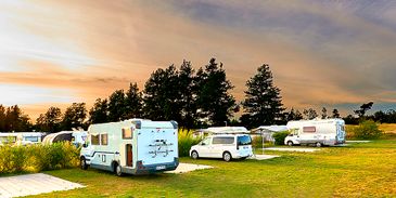 Autocamper Pladser med fliser - Pladser både inde og udenfor bom - Jammerbugt Camping